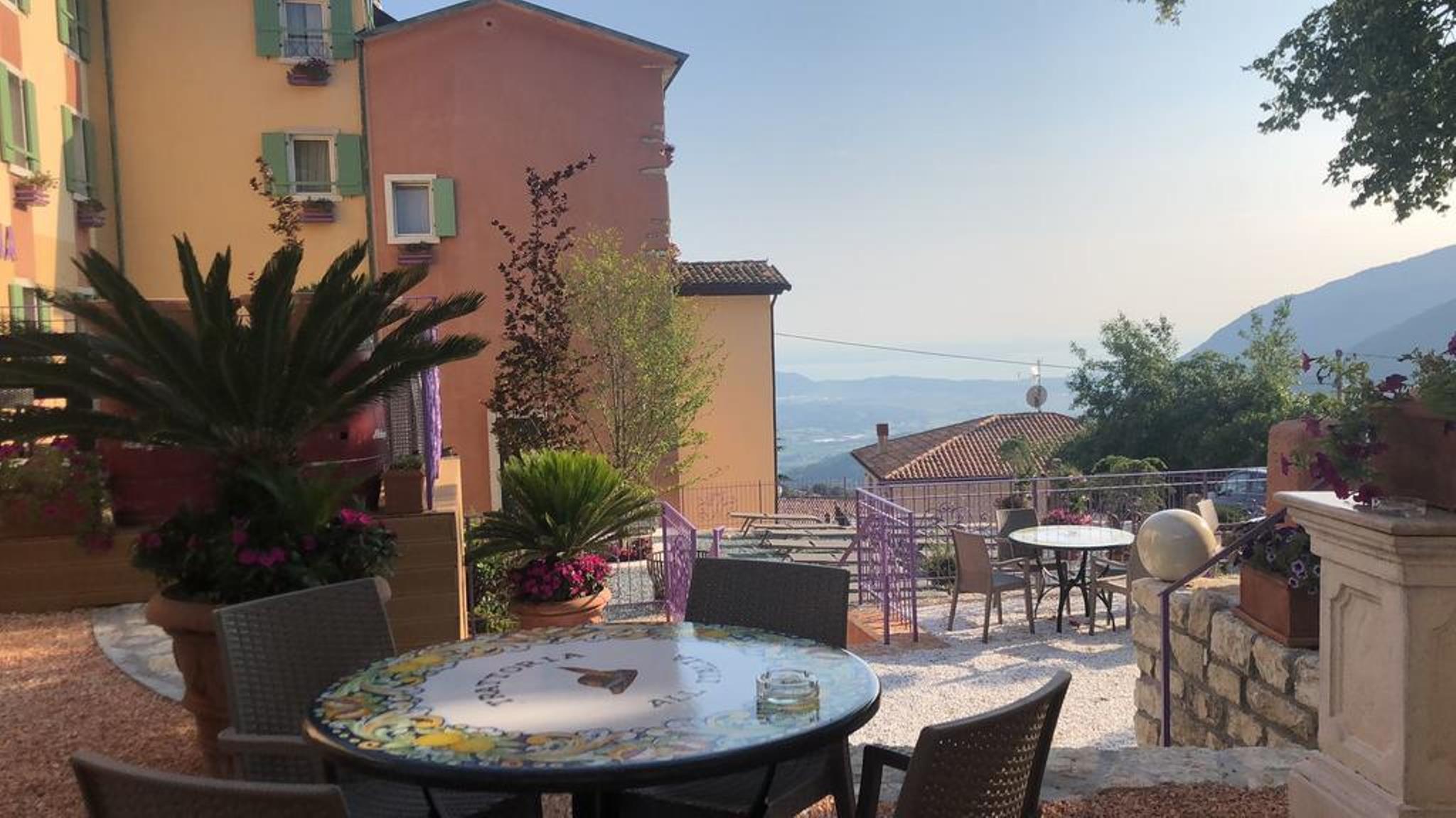 Hotel Corona Spiazzi Di Caprino Exterior foto